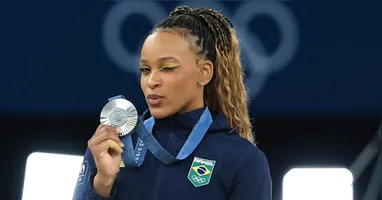 A cantora surgiu no trio elétrico vestindo um collant dourado, uma réplica da medalha de ouro dos Jogos Olímpicos de Paris 2024