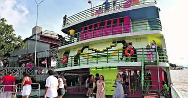 Barco obra de arte está ancorado na Escadinha do Cais do Porto