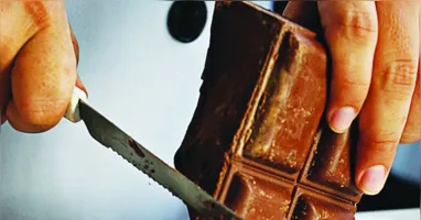 Chocolates com maior teor de cacau são as melhores escolhas.