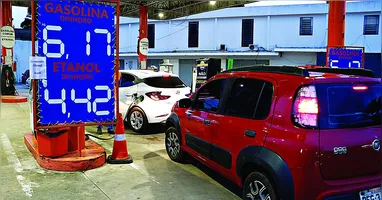 Os preços da gasolina em Belém variam entre R$ 6,17 e R$ 7,89, dependendo da forma de pagamento. Thiago (abaixo) diz que vai usar mais o etanol