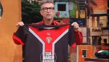 Neto mostra camisa e pede patrocínio ao Gavião