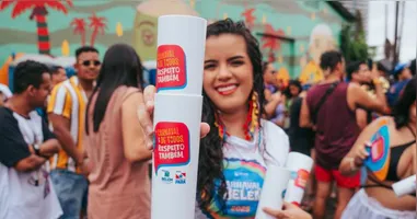 Entre as ações, servidores das secretarias distribuíram leques, copos, adesivos e viseiras para todos os brincantes que estavam no cortejo do primeiro dia do circuito Mangueirosa.