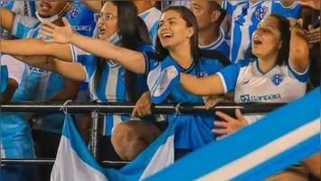 Torcida feminina do Paysandu nas arquibancadas