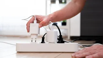 Esse fenômeno, conhecido como "consumo fantasma", pode representar até 12% do gasto mensal de eletricidade, segundo estudos do Instituto Akatu.