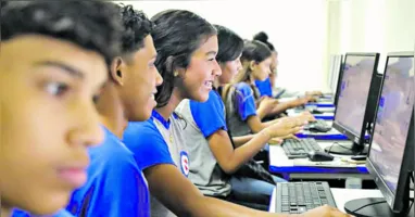 Reconstrução de escolas, professores com o maior salário médio do país e ensino de qualidade são alguns dos investimentos na rede pública do Pará.