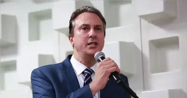 O ministro da Educação, Camilo Santana.