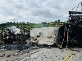Uma colisão aconteceu entre um ônibus, uma carreta e um veículo de passeio, no km 286, próximo ao distrito de Lajinha.