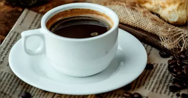 Cafezinho mais caro! Com a alta no custo do grão, especialistas alertam que novos reajustes devem chegar às prateleiras nos próximos meses.