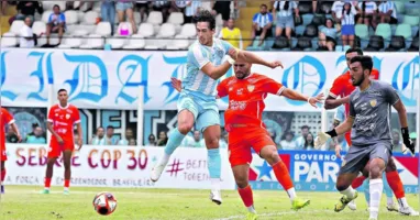 Nicolas disputa jogada durante vitória do Paysandu sobre o Capitão Poço, pela primeira rodada do Parazão 2025.