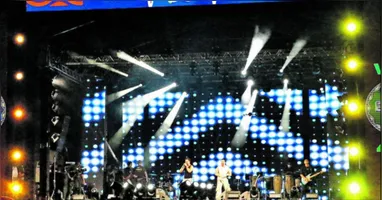 Milhares de pessoas acompanharam o primeiro dia de shows no Portal da Amazônia.