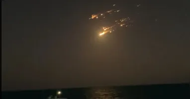 Pedaços da nave se espalharam no céu.