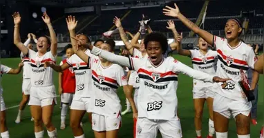 Robinha converteu o último pênalti que sagrou o São Paulo campeão.
