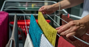 Com chuva, o jeito é inventar novas formas para secar roupa