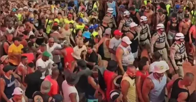 Os foliões abriram espaço para policiais passarem.
