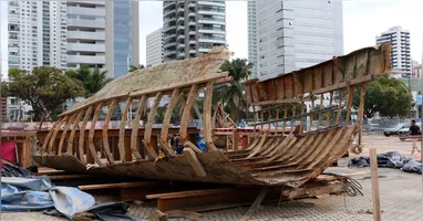 Os trabalhos de limpeza, reconstrução e avaliação histórica da embarcação durarão sete meses. Peça será exposta no Porto Futuro.