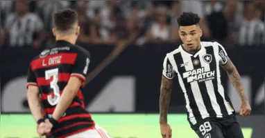 Igor Jesus, atacante do Botafogo, enfrenta a marcação do zagueiro Léo Ortiz, do Flamengo.