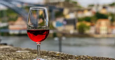 O consumo de vinho não é indicado para todos, especialmente para diabéticos e portadores de doenças do fígado, para os quais o álcool pode ser prejudicial, anulando quaisquer benefícios.