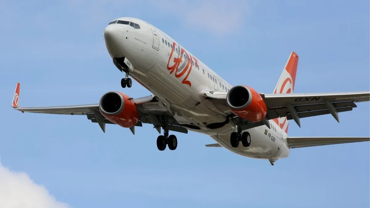Imagem ilustrativa da notícia Vídeo: Avião da Gol bate em carro na pista durante decolagem