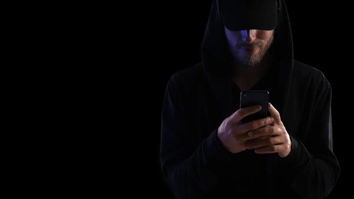 Imagem ilustrativa da notícia Homem é preso após ameaçar ex-companheira com vídeo íntimo 