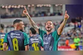 Maxwell marcou o segundo gol com a camisa azulina, mas já poderia ter sido três