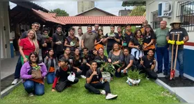 Equipe gestora, professores e alunos unidos em ação para a preservação ambiental durante as atividades em celebração aos Dias da Floresta e da Água.