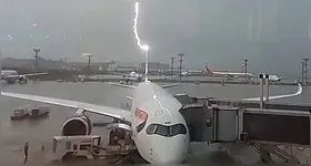 Ninguém se feriu, mas o momento acabou causando atraso de várias horas na decolagem.