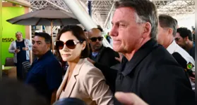 o ex-presidente Jair Bolsonaro acompanhou neste sábado (18), a esposa, Michelle Bolsonaro, ao aeroporto de Brasília