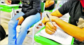 As seleções oferecem 1.377 vagas em diversas áreas e níveis de escolaridade, com salários que chegam a R$ 12.814,61.