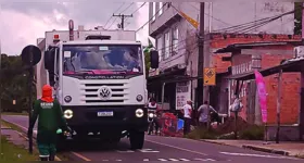 Norte Ambiental tem contrato com a prefeitura (acima) para asfaltamento de ruas, mas já está atuando também na coleta de lixo, conforme comprova placa do veículo