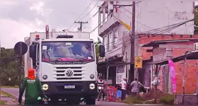 Caminhão de lixo da Norte Ambiental foi flagrado em atividade, mesmo sem nenhuma licitação.