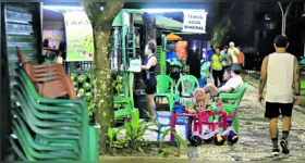 Na Praça Batista Campos, a venda de água de coco nas barracas sempre tem clientes