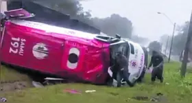 Motorista perdeu o controle da ambulância durante a chuva.