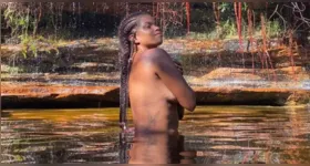 Ousadia de Jeniffer Nascimento em topless na cachoeira