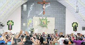 Paróquia de Nossa Senhora do Perpétuo Socorro ficou lotada de devotos.