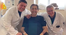 Foto antiga que mostra Faustão com equipe médica quando foi submetido ao transplante de coração