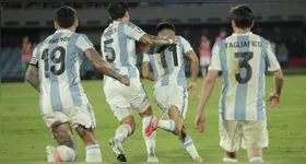 Jogadores argentinos celebram o gol de Thiago Almada (ex-Botafogo) contra o Uruguai, no Estádio Centenário.