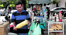 Lucivaldo Melo, 52 anos, trabalha com a venda de lanches usando a bicicleta há mais de duas décadas.