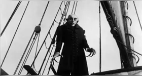 O icônico Conde Orlock, em cena do clássico "Nosferatu" (1921), considerado um marco do cinema expressionista alemão.