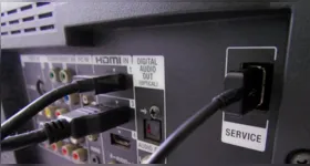 A porta USB da TV pode ser utilizada para carregar celulares ou outros dispositivos, por exemplo