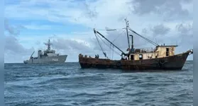 Navio-Patrula "Bocaina", da Marinha do Brasil, escoltando navio pesqueiro ilegal