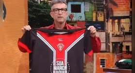 Neto mostra camisa e pede patrocínio ao Gavião