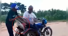 Víodeo mostra o momento em que os homens prendem o cachorro e o colocam na garupra do triciclo