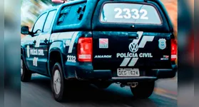 Após a verificação nos bancos de dados, a Polícia Civil constatou que havia um mandado de prisão pendente contra o homem por tráfico de drogas