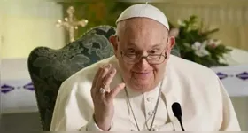 O papa Francisco teve uma noite tranquila e continua em repouso, informou o Vaticano neste domingo (9).