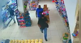 Trio, que tinha um policial penal envolvido, dentro do supermercado