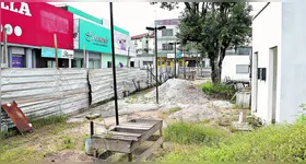 No local da obra, não há sinal de trabalhadores e máquinas. Enquanto isso, melhorias só na promessa.