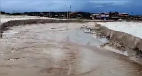 O fluxo de água afetou a circulação de veículos e de banhistas nas áreas impactadas