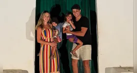 Raphael com a atual esposa, Isabela, e as duas filhas em viagem de família