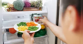 Nutricionistas recomendam que se a comida tiver passado tempo excessivo em temperatura ambiente, é melhor optar pelo descarte.