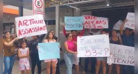 A população local se manifestou em frente ao restaurante.